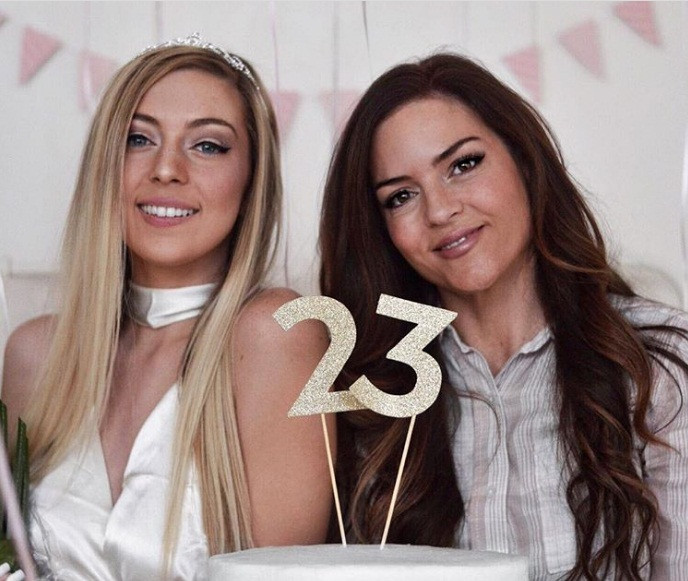 Sở hữu vóc dáng thon gọn và trẻ trung, Jessica thường bị nhầm là em gái của Alyssa (con gái của cô, 23 tuổi), mặc dù tuổi cô gần gấp đôi con gái.