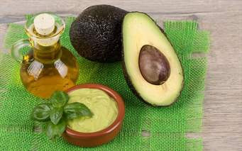 2. Dầu bơ không có nhiều hương vị và do đó nó trở thành một lựa chọn tốt cho việc nấu nướng. Dầu bơ chứa các axit béo không bão hòa đơn và các axit béo không bão hòa đa và vitamin E, là một loại dầu tốt nhất cho sức khỏe tim mạch.