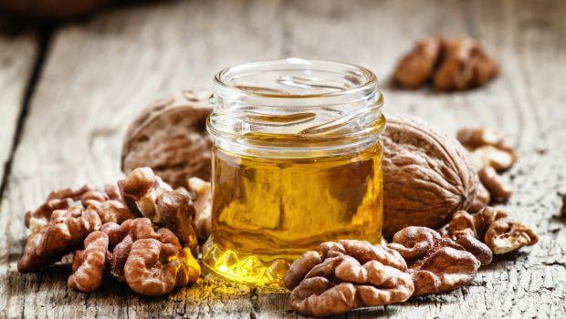 6. Dầu óc chó ít được cùng vào việc nấu nướng. Tuy nhiên, nó có tỷ lệ các axit béo omega 3 và axit béo omega 6 tốt, giúp giảm viêm. Dầu quả óc chó có thể ăn cùng với bánh kếp, kem hoặc trái cây.