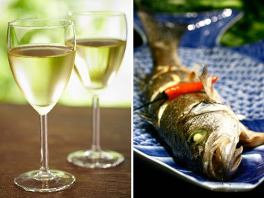 Rượu vang và cá: Các nhà nghiên cứu Italia nhận thấy rằng những phụ nữ uống ít nhất 1 ly rượu vang mỗi ngày có thể hấp thu lượng chất béo omega-3 trong máu cao hơn từ các loại cá như cá hồi và cá mòi. Ảnh: RD.