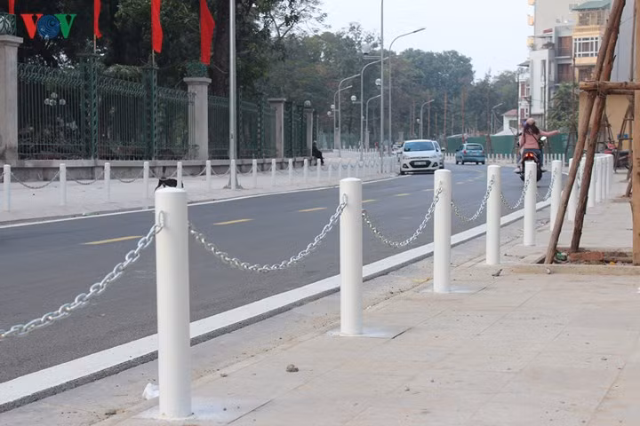 Có 2 làn đường nối từ đường Tô Hiến Thành ra Đại Cồ Việt.