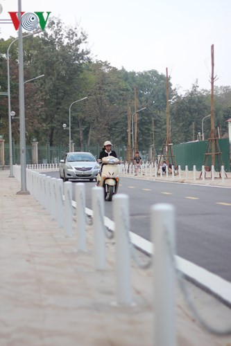 Các cột cách nhau khoảng 1m được hàn nối với dây xích thả trùng.