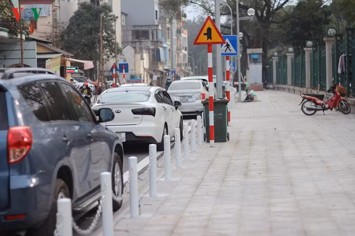 Xe ô tô nối dài dưới lòng đường mới mở.