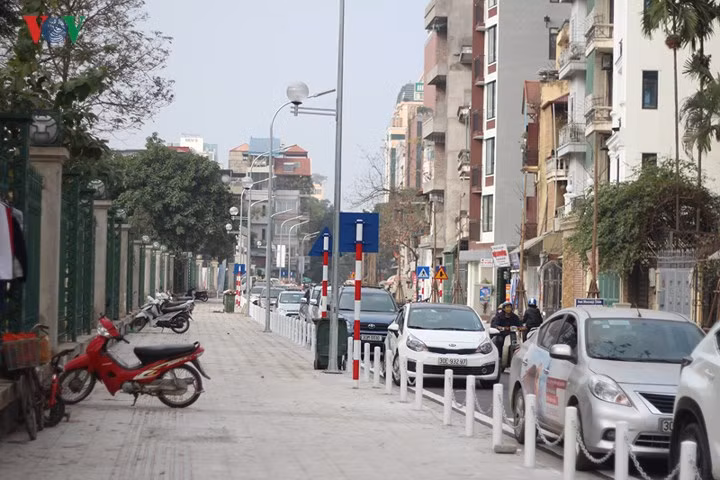 Ông Trần Hoàng, một cư dân Vân Hồ 3 băn khoăn, có con đường mới khang trang là rất tốt. Tuy nhiên, việc ô tô dừng đỗ bữa bãi hai bên lòng đường thì sẽ khó tránh khỏi cảnh ùn tắc giao thông.