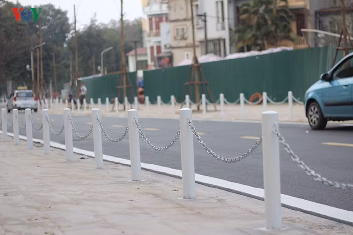 Con đường trải nhựa, uốn lượn sát ngay công viên hứa hẹn một khu vực sầm uất.