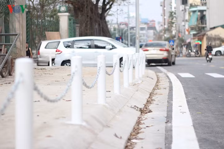 Dù chưa chính thức khánh thành trên con đường này đã xuất hiện nhiều xe ô tô dừng đỗ.