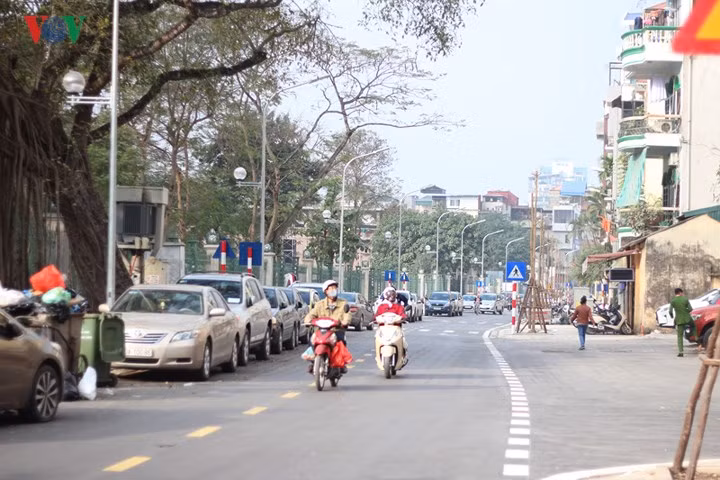 Những người dân trên con phố mới vui mừng vì con đường đã hoàn thành nhưng cũng không khỏi lo lắng về tình trạng ô tô dừng đỗ lấn chiếm đường Nguyễn Đình Chiểu.