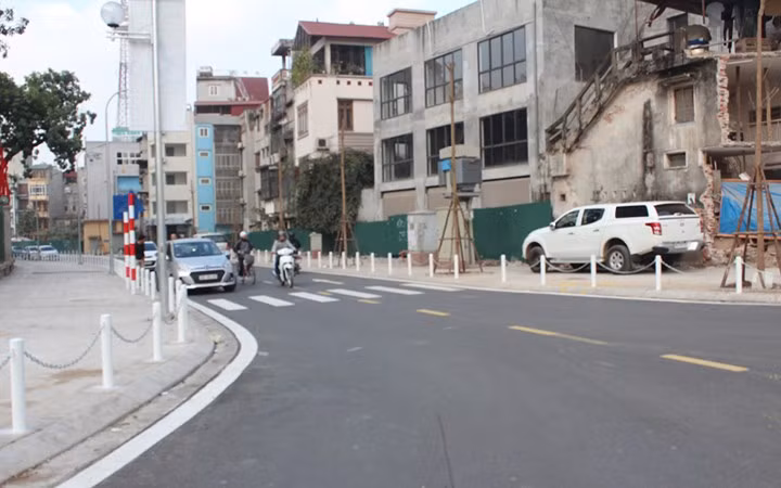 Thậm chí còn leo lên đỗ dừng trên vỉa hè.