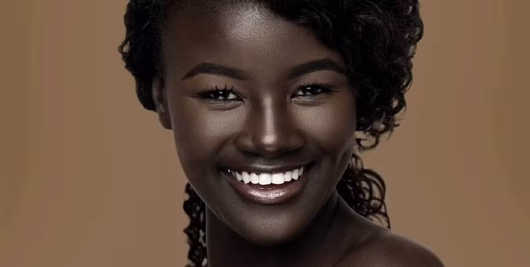 Khoudia Diop là một người mẫu trẻ đến từ Senegalese, khu vực Tây Phi. Cô được coi là một người mẫu có làn da đen nhất thế giới.