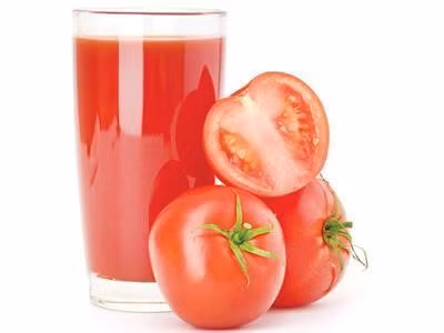 Cách giải ngộ độc rượu bia nhanh nhất, dễ làm nhất là uống một cốc nước ép cà chua chín. Vì cà chua sẽ bổ sung nhiều nguyên tố giúp cơ thể bạn phục hồi nhanh.