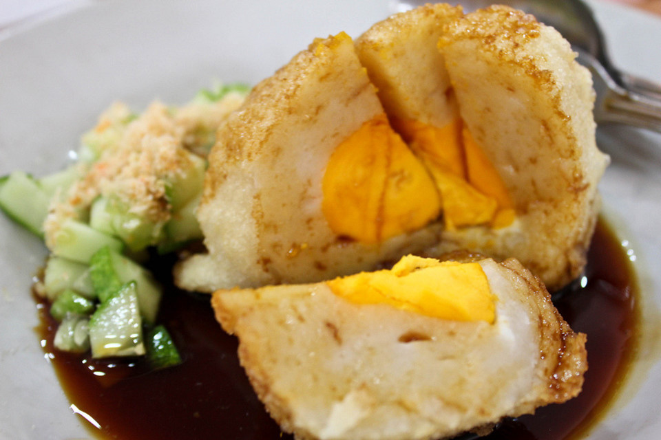 Pempek (Bánh cá chiên giòn): Pempek có thành phần cá và khoai mì. Nó là một sản phẩm độc đáo của Palembang ở Nam Sumatra. Pempek được bán với nhiều hình dạng và kích cỡ khác nhau, kết hợp với một quả trứng ở phần giữa.