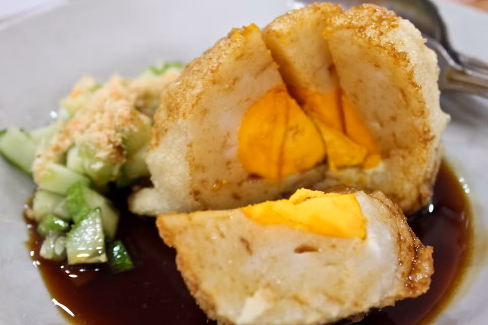 Pempek (Bánh cá chiên giòn): Pempek có thành phần cá và khoai mì. Nó là một sản phẩm độc đáo của Palembang ở Nam Sumatra. Pempek được bán với nhiều hình dạng và kích cỡ khác nhau, kết hợp với một quả trứng ở phần giữa.