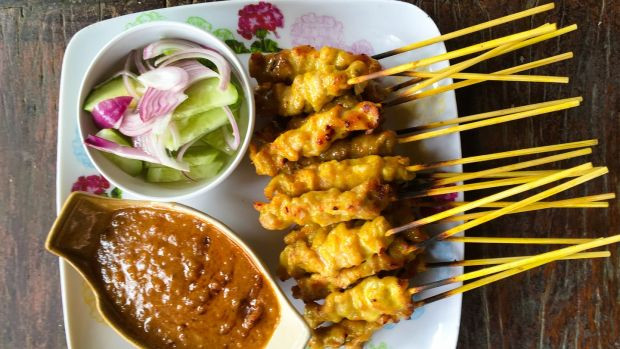 Sate (satay): Món thịt xiên nướng này của Indonesia được rất nhiều thực khách yêu thích. Những xiên ngon ngọt thường được rưới nước sốt đậu phộng khi ăn.