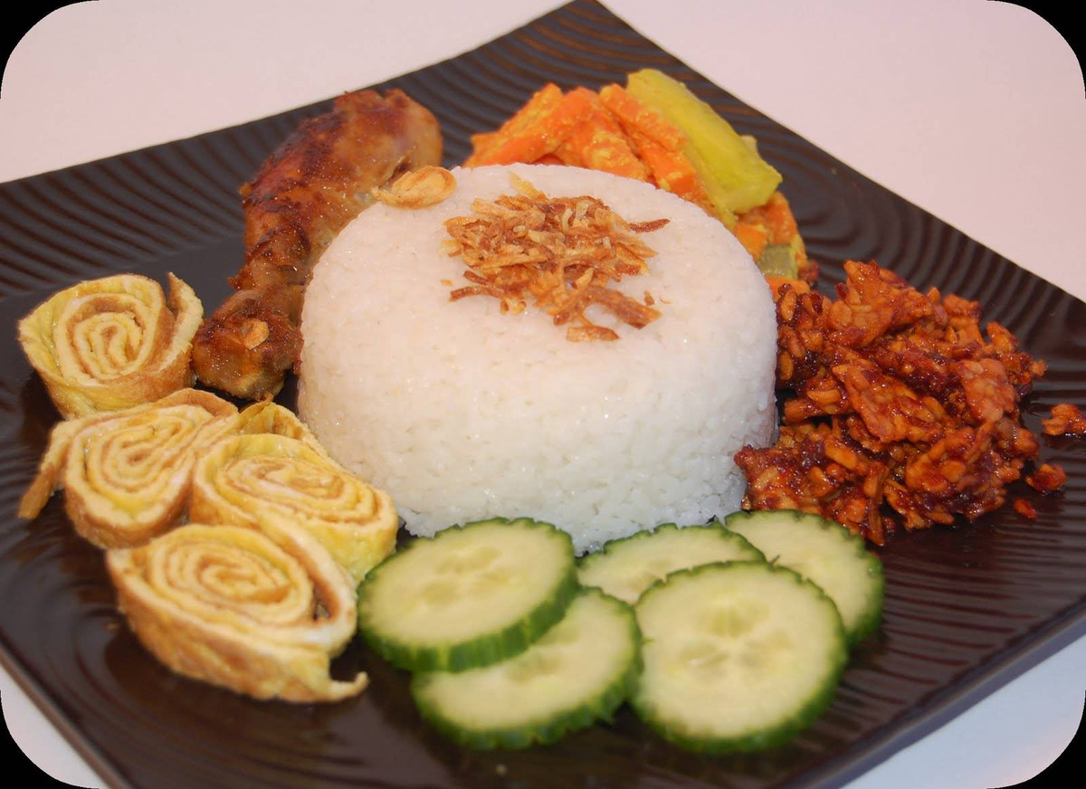 Nasi Uduk: Loại cơm dừa truyền thống này có hương vị thơm ngon độc đáo. Khi nấu nasi uduk, sữa dừa thay thế cho nước và kết hợp sả, đinh hương và các loại gia vị khác. Điều này dẫn đến một loại cơm ngon hơn, đậm đà hơn, đặc biệt dùng kèm với tempeh, nasi ayam hoặc cá cơm.