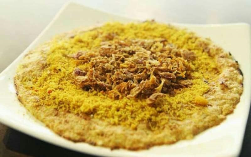 Kerak Telor là món ăn đường phố của Indonesia rất phổ biến. Món ăn dân dã này gồm một miếng bột gạo được tán mỏng, sau đó nướng chín trên bếp than trước khi cho các loại nguyên liệu nhân như dừa nạo, hẹ chiên, tôm, trứng đánh nhuyễn