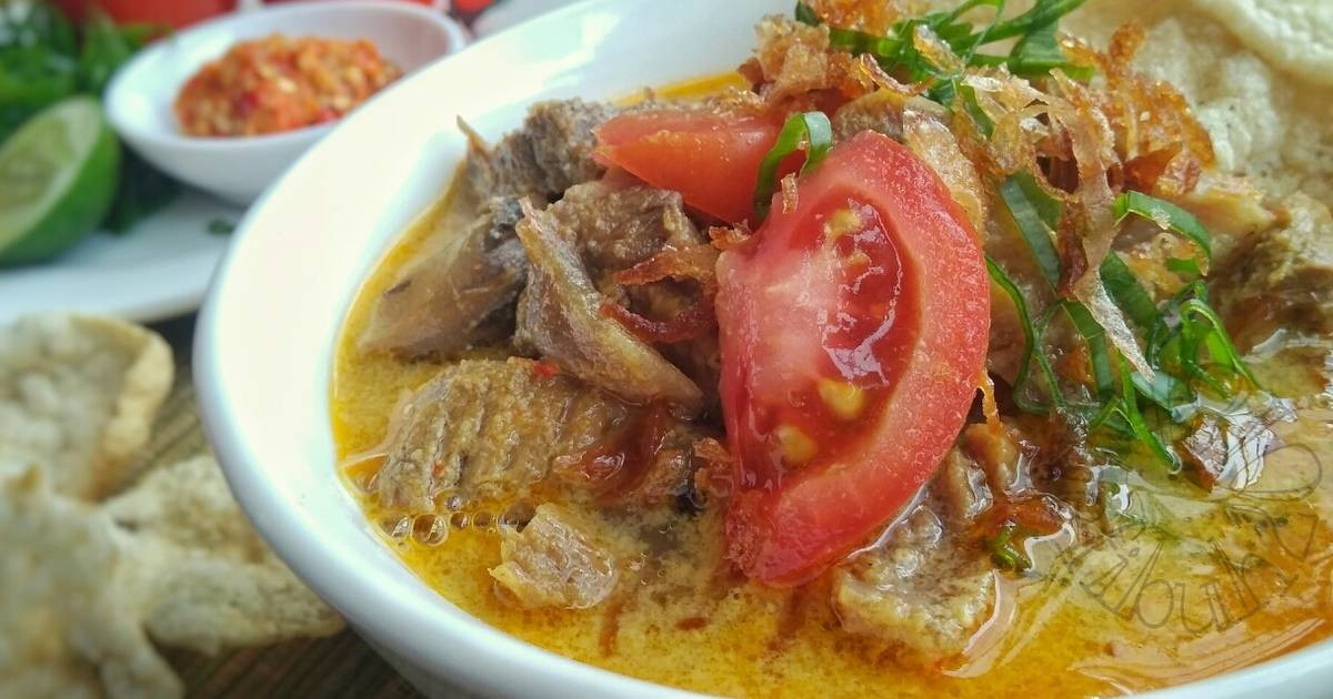 Soto Tangkar: "Soto" là cụm từ sử dụng cho món súp kiểu Indonesia và có nhiều biến thể của các vùng khác nhau. Soto tangkar bao gồm xương sườn bò hầm nhừ trong sữa dừa, tỏi, ớt, candlenut, và các loại gia vị khác. Thực khách thích sử dụng soto tangkar như một nước sốt cay ăn kèm xiên thịt bò nướng.