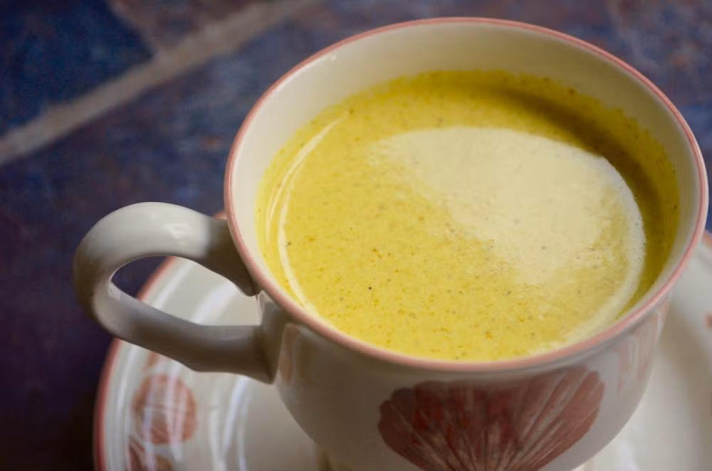 Uống sữa nghệ giúp bạn sở hữu làn da đẹp mịn màng.