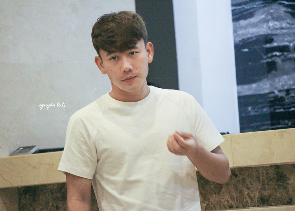 Không chỉ gây ấn tượng bởi cú sút tung lưới đội tuyển Olympic Hàn Quốc trên sân cỏ, Minh Vương còn "đốn tim" các fan girl bởi vẻ ngoài điển trai và phong cách thời trang chất chẳng kém sao Hàn.