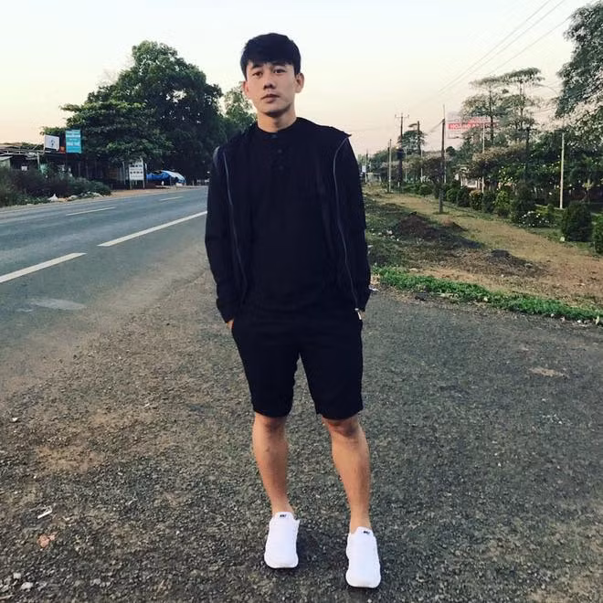 Minh Vương trung thành với style basic và ưa chuộng những đôi giầy thể thao màu trắng.