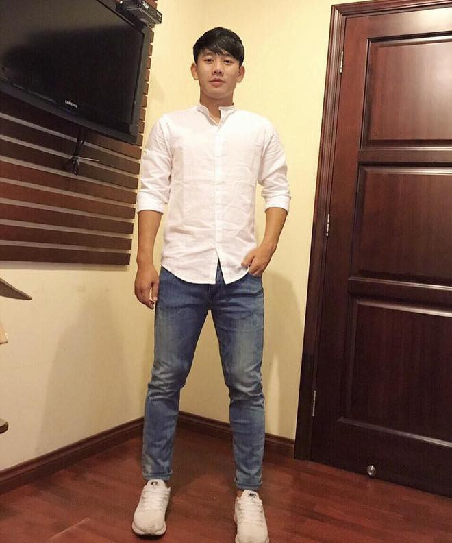 Chàng tiền vệ bảnh bao sở hữu gu thời trang giản dị nhưng vẫn ấn tượng chẳng kém các mỹ nam Hàn.