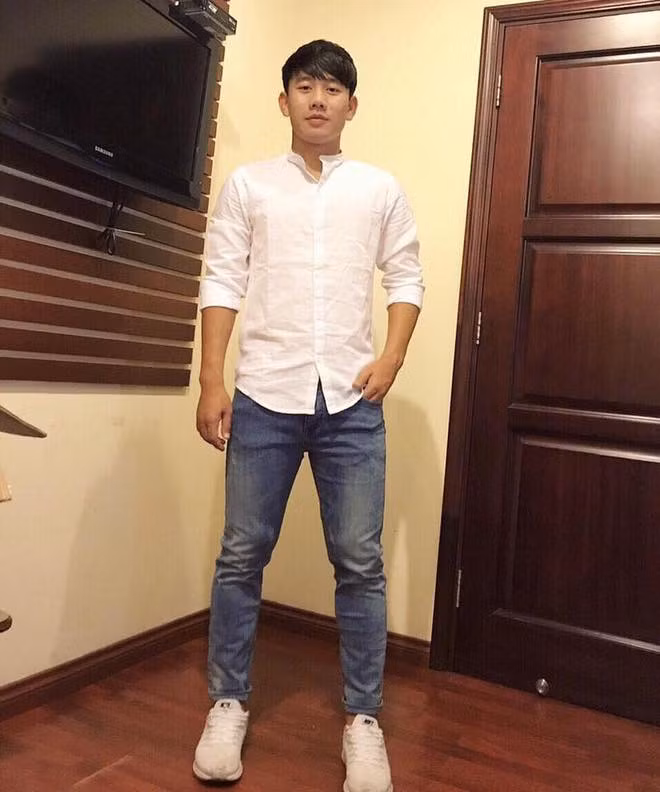 Chàng tiền vệ bảnh bao sở hữu gu thời trang giản dị nhưng vẫn ấn tượng chẳng kém các mỹ nam Hàn.