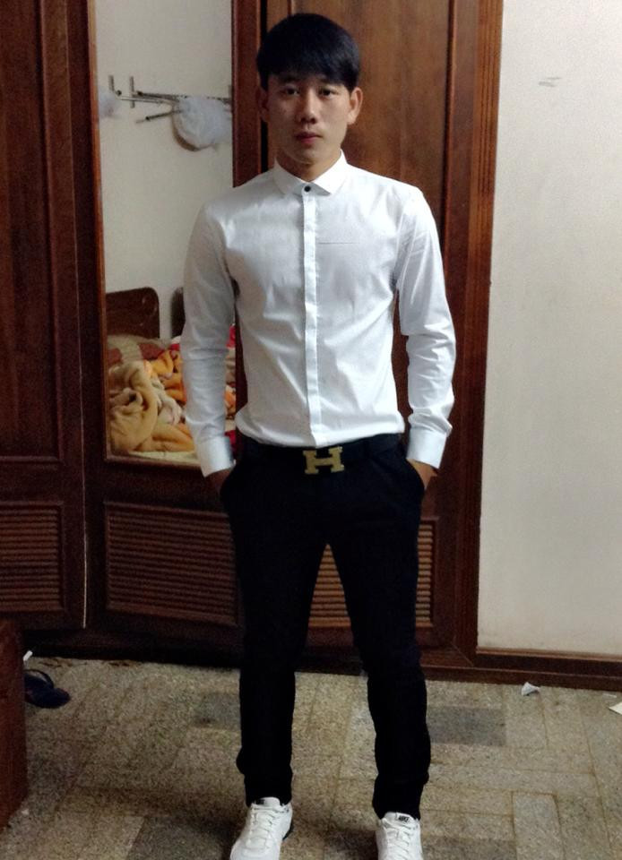 Minh Vương bảnh bao trong áo sơ mi trắng.