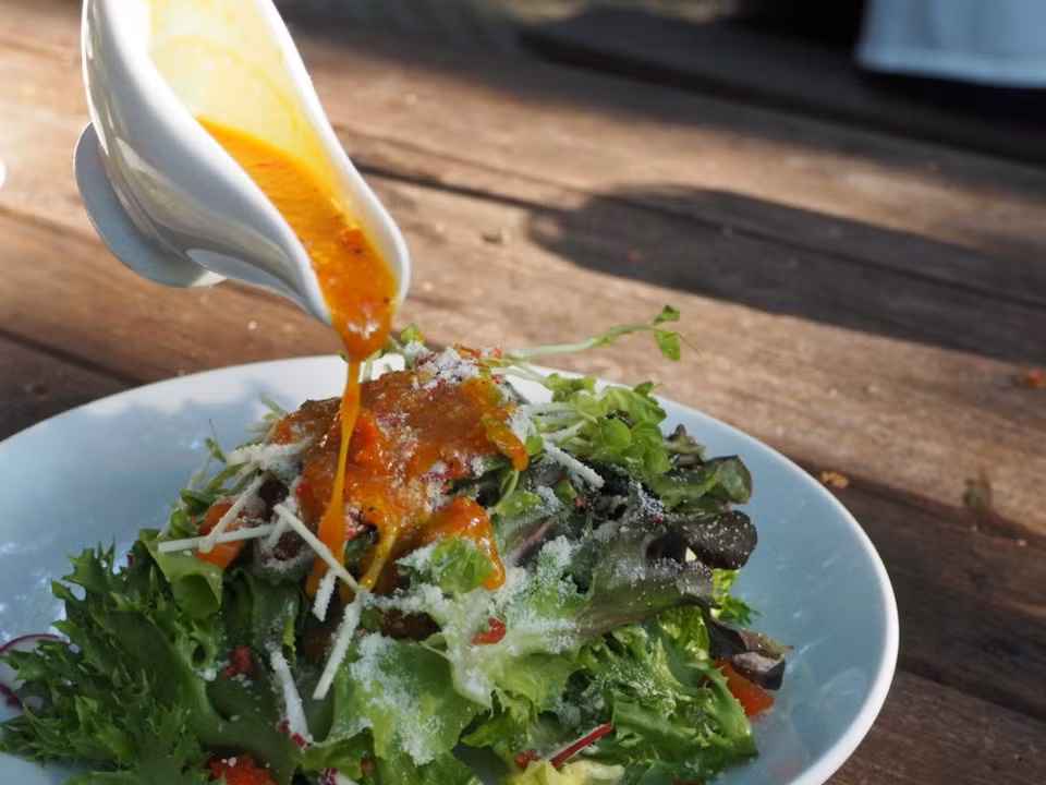 Nước xốt salad ngọt của Mỹ không được người nước ngoài yêu thích. Thậm chí, họ cho rằng loại nước xốt này làm hỏng cả đĩa salad thơm ngon. Ảnh: Insider.