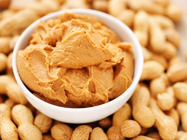 Bơ đậu phộng cũng chứa nhiều vitamin có lợi cho cơ thể. Vitamin A giúp cải thiện thị lực và vitamin C giúp tăng cường hệ thống miễn dịch và chữa bệnh loét nhanh hơn.