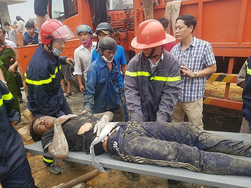 Công nhân bị thương được đưa đi cấp cứu. Ảnh: VT