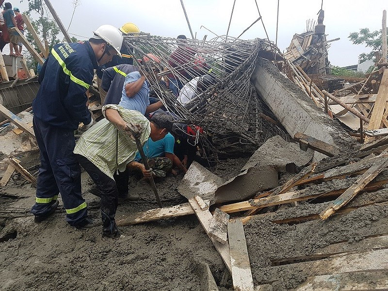 Lực lượng chức năng đang giải cứu người nằm trong đống đổ nát. Ảnh: VT