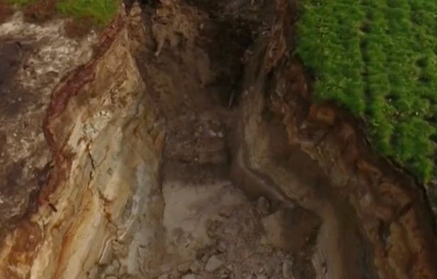 Hố tử thần khổng lồ dài tới 200 mét.