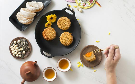 4. Không ăn bánh trung thu cả ngày Lượng đường dung nạp vào cơ thể mỗi ngày của người bình thường không nên quá 10g nhưng mỗi chiếc bánh lại chứa đến 13g. Việc nhâm nhi bánh trung thu suốt cả ngày khiến bạn rất khó kiểm soát cân nặng trong khi tăng cân bằng cách này lại hoàn toàn là có hại cho sức khỏe vì mất cân đối dinh dưỡng.