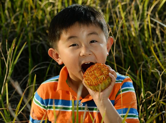 2. Không ăn nhanh, ăn nhiều cùng một lúc Ăn nhanh sẽ khiến đồ ăn, đặc biệt là các thực phẩm có độ ngọt cao như bánh trung thu tích tụ đường trong máu nhanh hơn bình thường, đặc biệt là người già, trẻ em, vốn hệ tiêu hoá còn yếu. Lượng đường trong máu càng tăng nhanh, năng lượng trong cơ thể sẽ càng khó bị tiêu hao hơn, dẫn đến việc tích tụ chất béo trong cơ thể, gây tăng cân, béo phì.