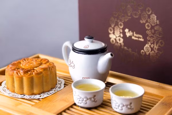 3. Uống trà khi ăn Ăn bánh trung thu nên kèm theo một tách trà. Bánh trung thu về cơ bản thành phần gồm rất nhiều bột, đường, dầu, mỡ động vật trong khi trà chứa axit axetic có thể giúp tiêu hóa và ngăn ngừa tích tụ chất béo trong cơ thể, vì vậy một tách trà sẽ giúp cơ thể dễ chuyển hoá hơn. Tốt nhất là dùng trà xanh, trà nhài, trà hoa cúc. Tránh đồ uống có ga vì kết hợp cùng bánh trung thu sẽ khiến cơ thể phải nạp một lượng calo và đường rất lớn. 