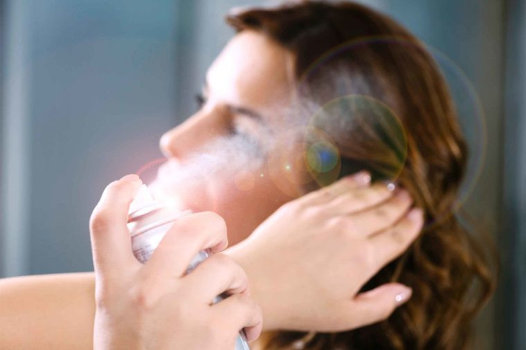 Xịt keo giúp tóc giữ nếp nhưng lại làm tóc bạn cứng đờ và làm hình ảnh bạn thêm già đi.