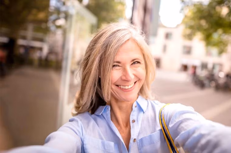 Lâu không thay đổi kiểu tóc mới: Trung thành với cùng một kiểu tóc trong nhiều năm là lỗi làm tóc có thể làm cho bạn trông già hơn tuổi thật. Adam Bogucki, chủ sở hữu salon làm tóc Lumination ở Chicago (Mỹ), khuyên bạn nên cắt giảm ít nhất một lần mỗi thập kỷ.