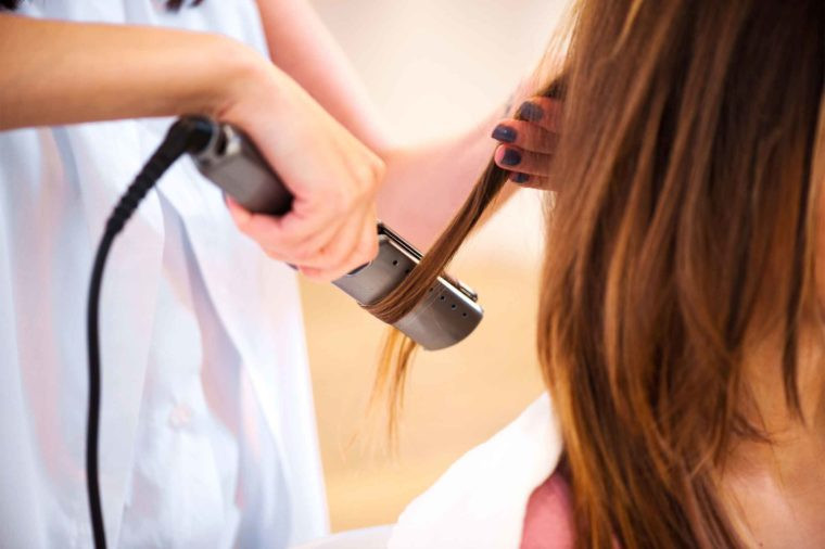 Làm tóc quá nóng: Sử dụng máy sấy, máy uốn hay ép tóc thường xuyên có thể làm hư hại mái tóc và khiến bạn trông già hơn.