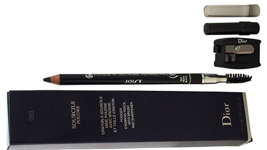 Mới đây, Bộ Y tế vừa thông báo việc đình chỉ lưu hành, thu hồi mỹ phẩm của thương hiệu nổi tiếng Dior đang lưu hành tại Việt Nam. Trong đó, có sản phẩm chì kẻ mắt Dior Sourcil Poudre Crayon à sourcils mine poudre Powder Eyebrow Pencil bị thu hồi do có chứa chất Propylparaben có hàm lượng vượt quá giới hạn cho phép theo quy định của Asean.