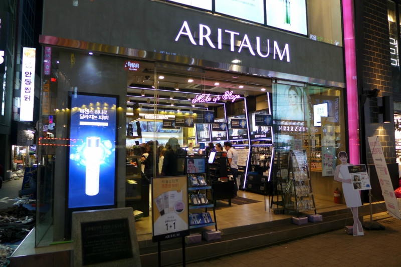 13 sản phẩm chứa lượng antimony quá mức được thu hồi từ các cửa hàng của những thương hiệu có tiếng như 3CE, Aritaum, Black Monster, Etude House, Makeheal, SKEDA, Skinfood và XTM Style Homme. Việc thu hồi đã được tiến hành vào ngày 20/3.