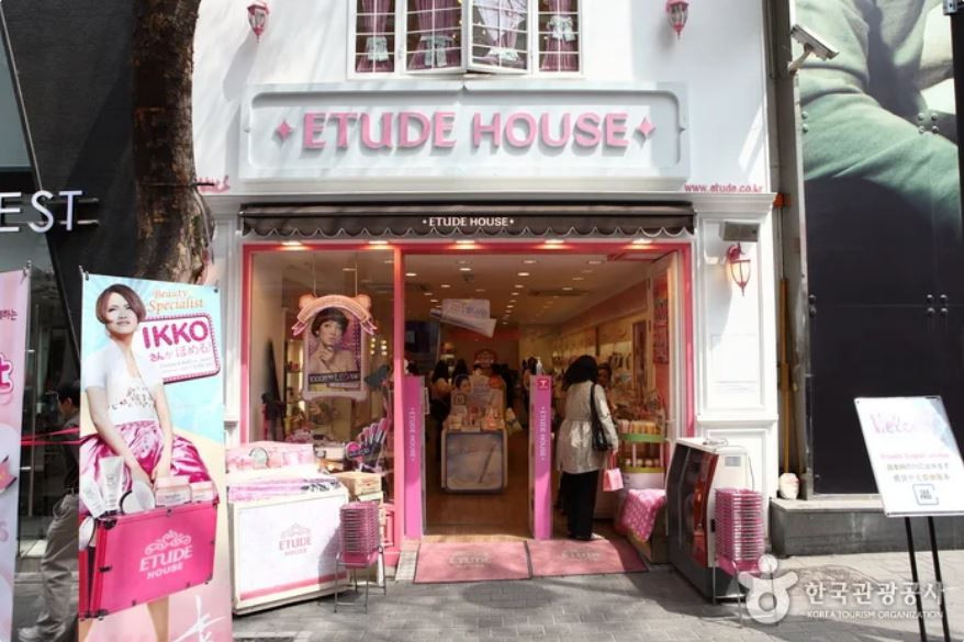 Trước đó vài ngày, 19/3, Bộ An toàn Thực phẩm và Dược phẩm Hàn Quốc đã thông báo rằng họ tìm thấy lượng antimony quá mức trong 13 sản phẩm thuộc 8 nhãn hiệu mỹ phẩm nổi tiếng Hàn Quốc.