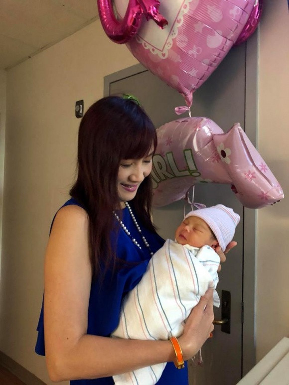 Thanh Thảo trìu mến gọi công chúa bé bỏng là “my little Búp bê”. Bé được ba mẹ đặt tên là Talia, nặng 3,2 kg, dài 50cm.