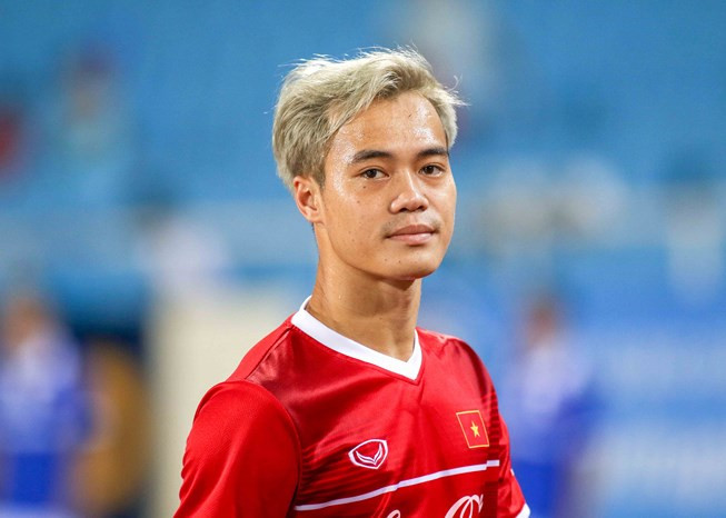 Vốn là cầu thủ có phong cách đơn giản, không cầu kỳ, vì thế việc Văn Toàn xuất hiện với mái tóc màu bạch kim khiến nhiều người bất ngờ.