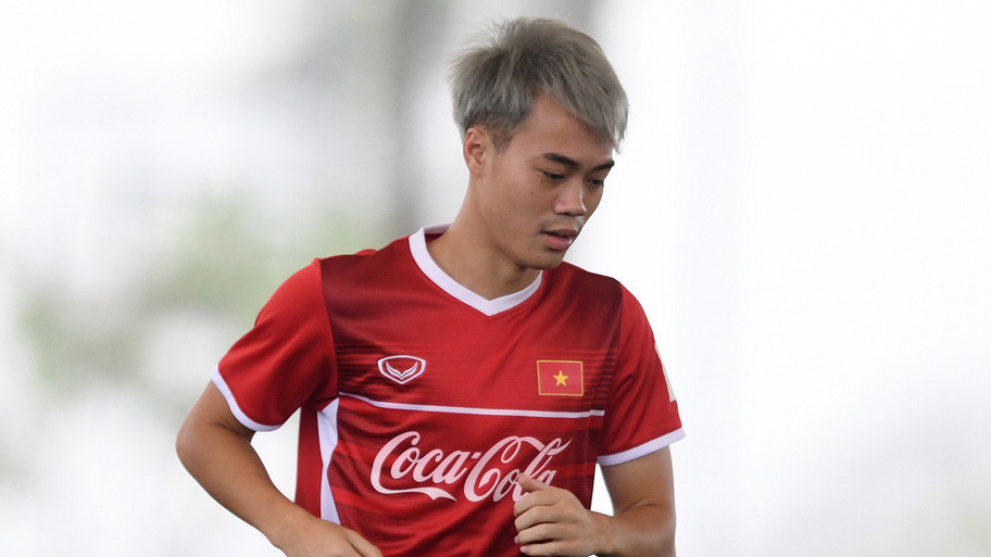 Mái tóc bạch kim của Văn Toàn nổi bật trên sân cỏ.