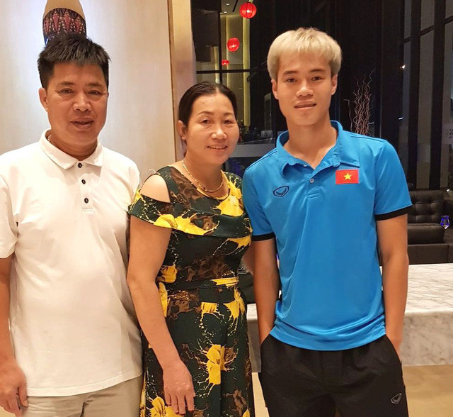 Không phải là ngôi sao nổi bật ở đội tuyển Việt Nam nhưng Văn Toàn lại đang thành tâm điểm chú ý với mái tóc sành điệu, cực ngầu.