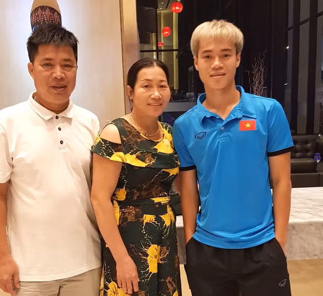 Không phải là ngôi sao nổi bật ở đội tuyển Việt Nam nhưng Văn Toàn lại đang thành tâm điểm chú ý với mái tóc sành điệu, cực ngầu.