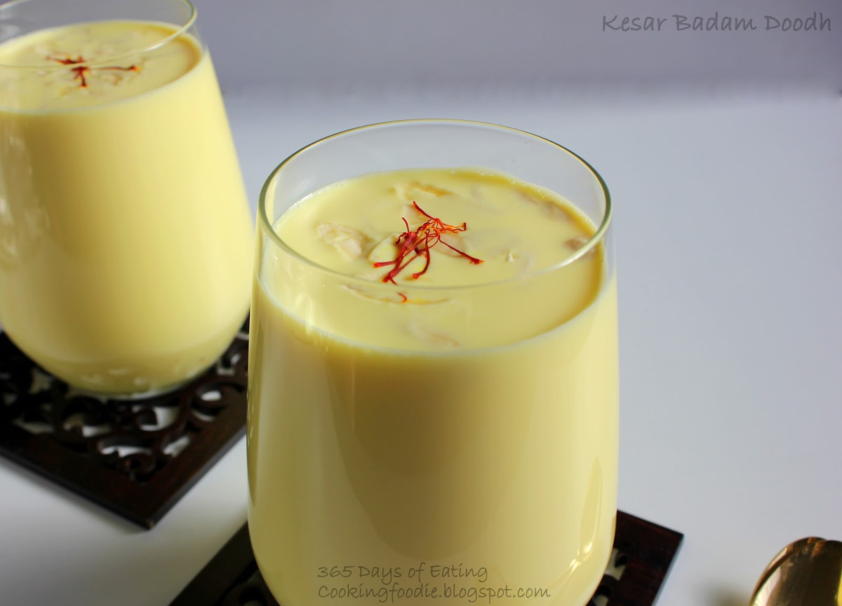 Nhụy hoa nghệ tây (saffron) và hạnh nhân đều là thuốc kích thích khả năng đàn ông. Cho khoảng 10 hạt hạnh nhân và chút nghệ tây vào 1 cốc sữa xay nhuyễn. Uống hỗn hợp này mỗi ngày trước khi ngủ.