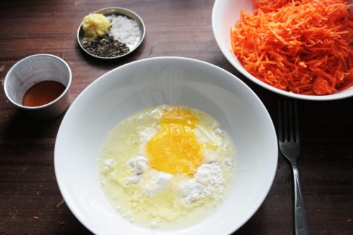 Cà rốt, trứng và mật ong là 3 thành phần ngăn ngừa xuất tinh sớm. Lấy một quả trứng luộc và trộn với cà rốt nạo. Thêm 3 thìa mật ong và trộn đều để ăn hàng ngày trong khoảng ba tháng.