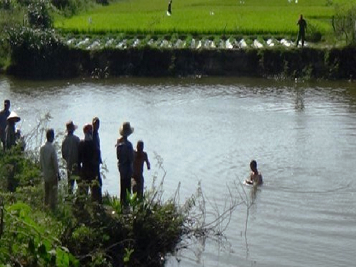 Hai mẹ con đuối nước dưới ao. Hình minh họa.