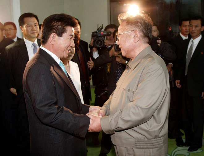 Tháng 10/2007, Tổng thống Hàn Quốc Roh Moo Hyun (trái) bắt tay Chủ tịch Kim Jong Il tại Bình Nhưỡng trong thượng đỉnh liên Triều lần 2. Ảnh: Reuters.