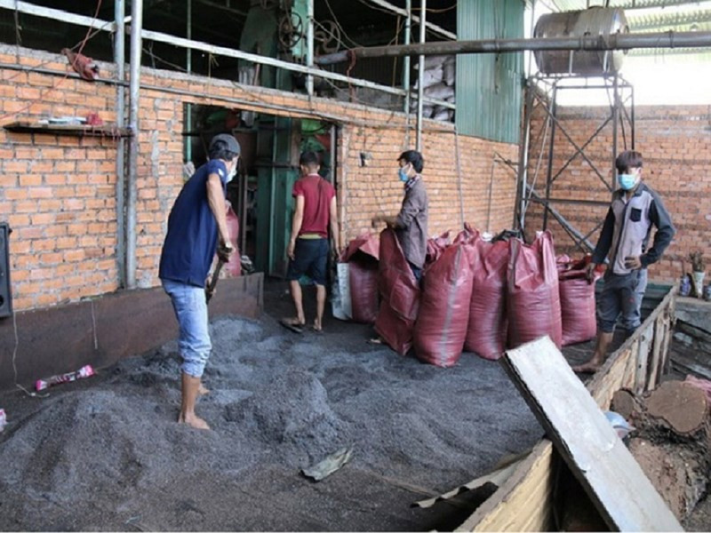 Vỏ cà phê trộn với pin và đá nhuyễn để làm giả… tiêu hột. Ảnh: Báo Dân Trí.